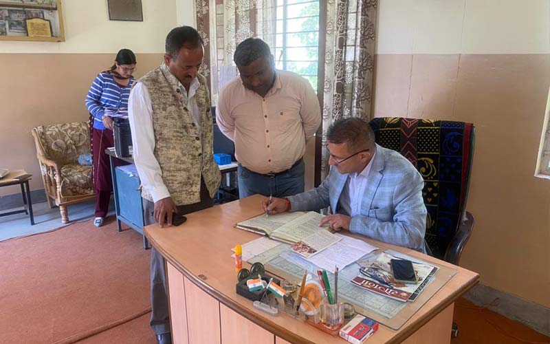 Sirmour News: स्कूल का निरीक्षण करने पहुंचे डीसी सिरमौर! खंगाला रिकॉर्ड