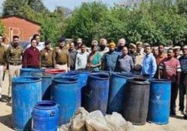 Himachal Crime News: हिमाचल में आबकारी विभाग ने तोड़ी शराब माफियाओं की कमर! 32 हजार लीटर लाहन नष्ट
