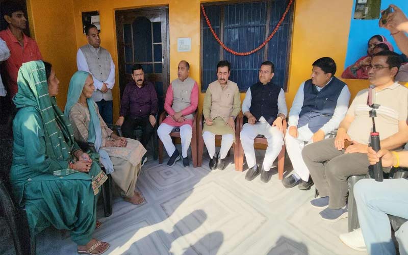HP News: घायल छात्रा के परिजनों से मिले जयराम! बोले- बेटी का स्वास्थ्य पहले से बेहतर