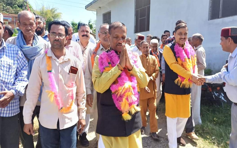 Paonta Sahib: सांसद सुरेश कश्यप ने पांवटा में नुक्कड़ सभा कर मांगे वोट