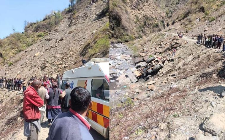 Himachal Accident: सड़क से लुढ़क कर खाई में गिरी PWD की जेसीबी! चालक की मौत