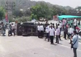 Himachal Accident: बेकाबू होकर सड़क पर पलटी श्रद्धालुओं से भरी पिकअप! 15 गंभीर घायल