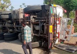 Himachal News Update: ब्रेक फेल होने से सड़क किनारे पलटा ट्रक! हादसे में चालक……