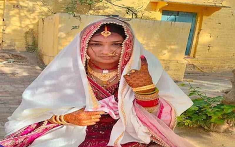 जब विदाई से पहले अपना वोट डालने मतदान केंद्र पहुंची दुल्हन! सामने आई लोकतंत्र की खूबसूरत तस्वीर