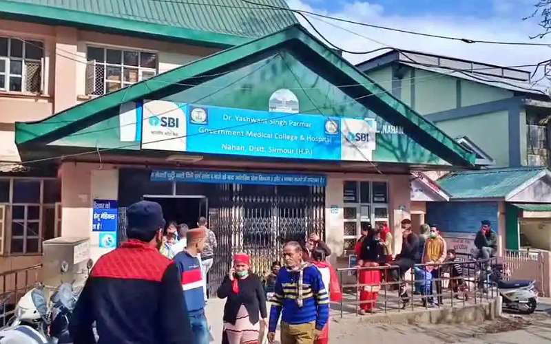 Sirmour News: लोगों को बीमार कर रहा बदलता मौसम! अस्पताल में लग रही मरीजों की भीड़ Sirmour News: लोगों को बीमार कर रहा बदलता मौसम! अस्पताल में लग रही मरीजों की भीड़ Sirmour News: लोगों को बीमार कर रहा बदलता मौसम! अस्पताल में लग रही मरीजों की भीड़