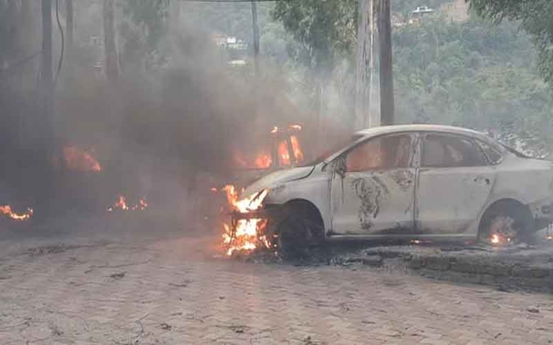 Himachal News Alert: हिमाचल में आग लगने से 3 गाड़ियां जलकर राख! नहीं पहुंची फायर ब्रिगेड की गाड़ी