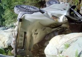 Himachal Accident: सड़क से गहरे नाले में लुढ़की कार! हादसे में तीन लोग….