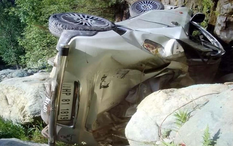 Himachal Accident: सड़क से गहरे नाले में लुढ़की कार! हादसे में तीन लोग….