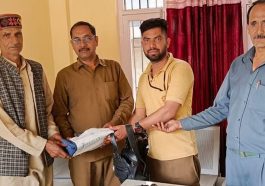 Himachal News: एचआरटीसी के ड्राइवर-कंडक्टर ने पेश की ईमानदारी की मिसाल! व्यक्ति को लौटाया पैसों से भरा बैग