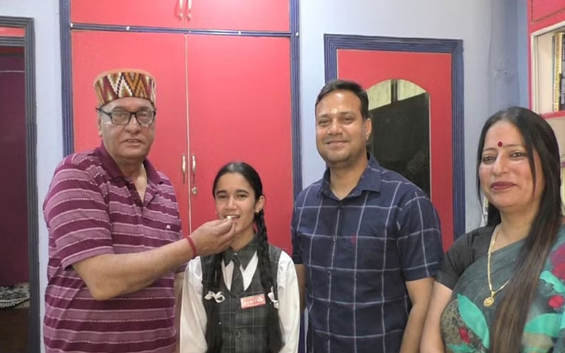 HP News: कृतिका ने बिना ट्यूशन दसवीं कक्षा में झटका दूसरा स्थान! माता-पिता की आंखों से छलके आंसू