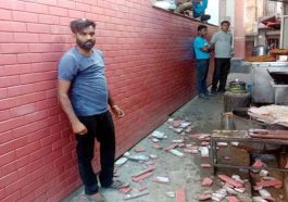 Himachal News Alert: पीडब्ल्यूडी विभाग की लापरवाही! दीवार की टाइलें गिरने से युवक गंभीर घायल