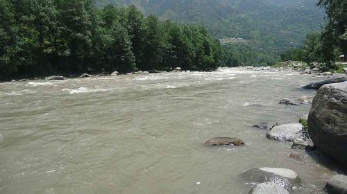 Himachal News Alert: युवती ने ब्यास नदी में लगाई छलांग! युवक ने अपनी जान पर खेलकर बचाई जान