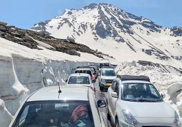 Himachal Tourism: गर्मी से राहत पाने हिमाचल में उमड़ रहे सैलानी! रोहतांग दर्रा में उमड़ी भीड़