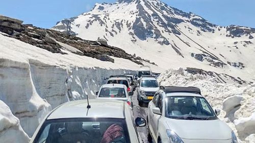 Himachal Tourism: गर्मी से राहत पाने हिमाचल में उमड़ रहे सैलानी! रोहतांग दर्रा में उमड़ी भीड़