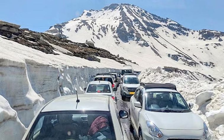 Himachal Tourism: गर्मी से राहत पाने हिमाचल में उमड़ रहे सैलानी! रोहतांग दर्रा में उमड़ी भीड़