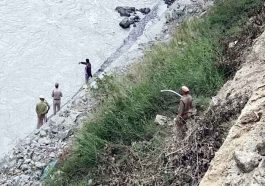 Himachal Accident: अनियंत्रित होकर सतलुज नदी में गिरा टिप्पर! चालक लापता