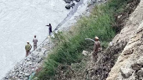 Himachal Accident: अनियंत्रित होकर सतलुज नदी में गिरा टिप्पर! चालक लापता