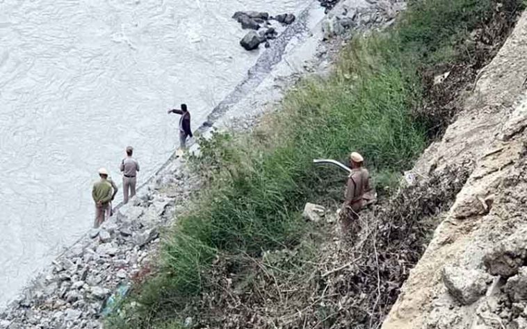 Himachal Accident: अनियंत्रित होकर सतलुज नदी में गिरा टिप्पर! चालक लापता