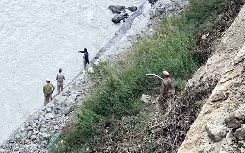 Himachal Accident: अनियंत्रित होकर सतलुज नदी में गिरा टिप्पर! चालक लापता