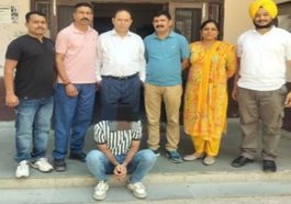 Sirmour News: बुजुर्ग का एटीएम बदलकर पैसे उड़ाने वाला शातिर चढ़ा पुलिस के हत्थे