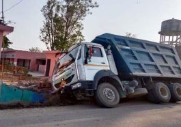 Himachal Accident: चालक को आई नींद की झपकी! स्कूल की दीवार से टकराया ओवरलोड टिप्पर