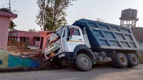 Himachal Accident: चालक को आई नींद की झपकी! स्कूल की दीवार से टकराया ओवरलोड टिप्पर