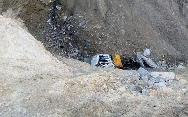 Himachal News Alert: गहरी खाई में लुढ़का टिप्पर! हादसे में चालक की मौत
