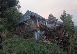 Himachal News Alert: अंधड़ से रसोईघर पर गिरा पेड़! पिता की मौत तो 16 वर्षीय बेटा….