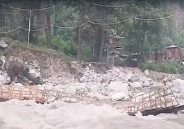 Himachal News Alert: नदी का जलस्तर बढ़ने से लकड़ी का पुल बहा! कई गाँव का कटा संपर्क