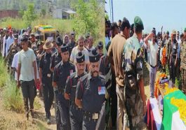 Himachal News: जम्मू में शहीद हुए हिमाचल के सैनिक को नम आंखों से दी विदाई! पीछे छूटे पत्नी सहित दो मासूम बेटे