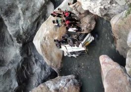Accident In Himachal: चढ़ाई में बैक होकर खड्ड में गिरी बोलेरो! पति की मौत तो पत्नी सहित चालक घायल