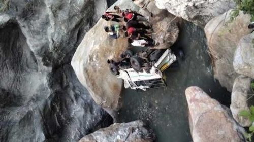 Accident In Himachal: चढ़ाई में बैक होकर खड्ड में गिरी बोलेरो! पति की मौत तो पत्नी सहित चालक घायल