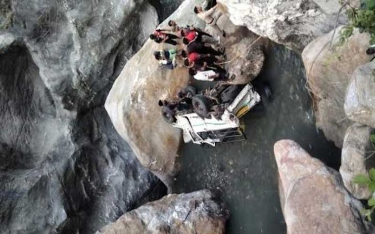 Accident In Himachal: चढ़ाई में बैक होकर खड्ड में गिरी बोलेरो! पति की मौत तो पत्नी सहित चालक घायल