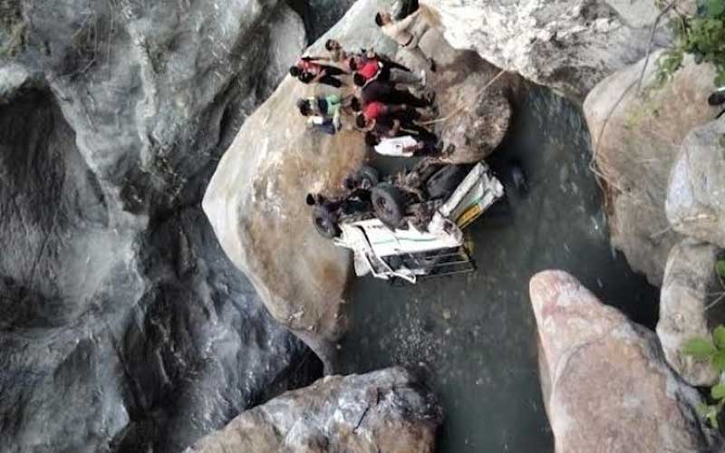 Accident In Himachal: चढ़ाई में बैक होकर खड्ड में गिरी बोलेरो! पति की मौत तो पत्नी सहित चालक घायल