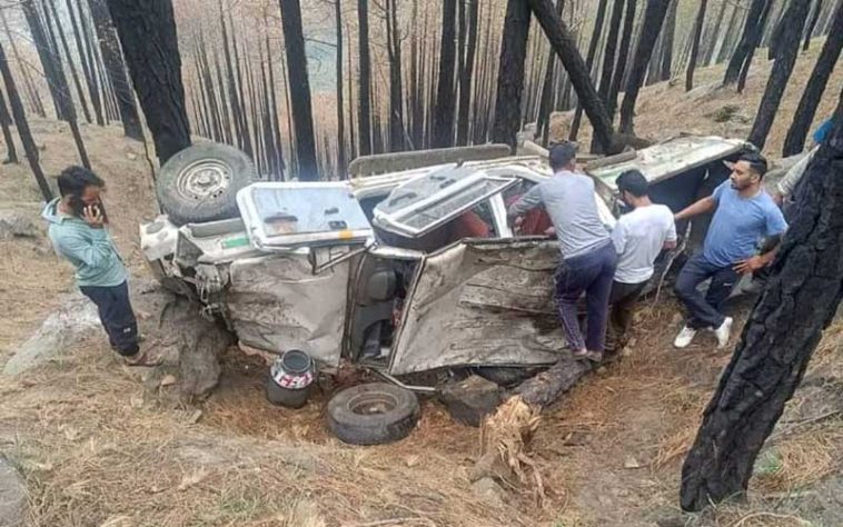 Accident In Himachal: दूध की सप्लाई लेकर जा रही बोलेरो हादसे का शिकार! गाड़ी के नीचे दबने से एक की मौत