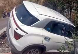 Himachal Accident: दीवार को तोड़कर सड़क से लुढ़की कार! हादसे में चार लोग गंभीर घायल
