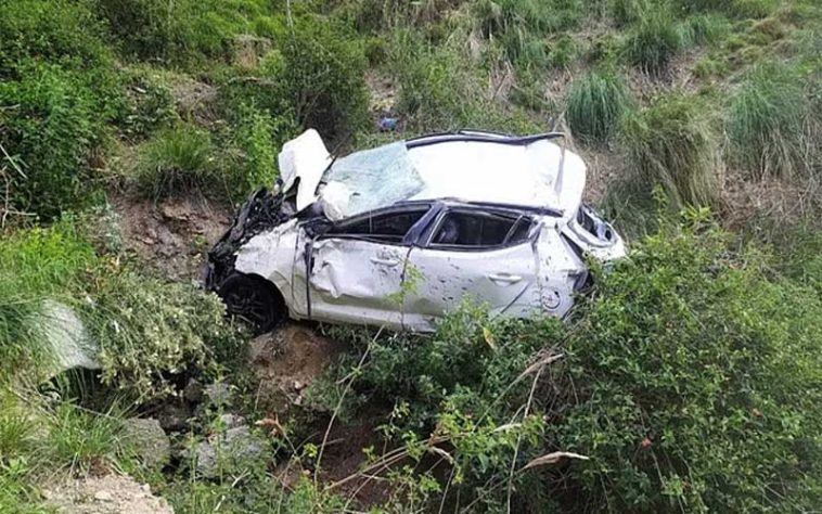 Himachal Accident: सड़क से लुढ़क कर 200 मीटर खाई में गिरी कार! हादसे में व्यक्ति की मौत