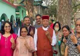 Lok Sabha Election: डॉ राजीव बिंदल ने परिवार सहित डाला वोट! वोटिंग की कम स्पीड पर प्रशासन को लताड़ा