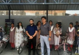 Paonta Sahib: रोटरी सखी क्लब ने स्कूली छात्राओं को बांटी साइकिल