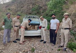 Himachal News Alert: हिमाचल में गाड़ी से पकड़ा शराब का जखीरा! पुलिस को चकमा देकर चालक फरार