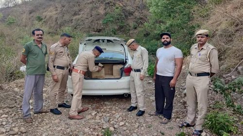 Himachal News Alert: हिमाचल में गाड़ी से पकड़ा शराब का जखीरा! पुलिस को चकमा देकर चालक फरार