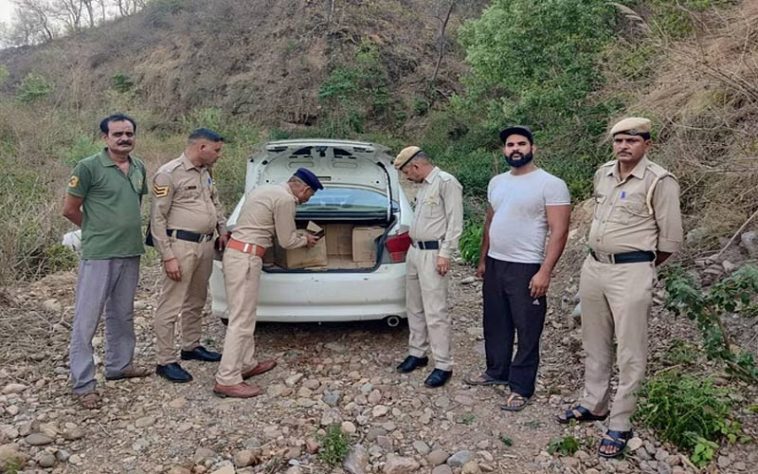 Himachal News Alert: हिमाचल में गाड़ी से पकड़ा शराब का जखीरा! पुलिस को चकमा देकर चालक फरार