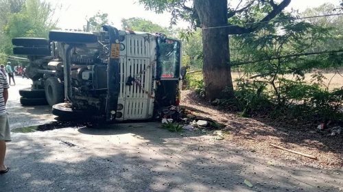 Himachal Accident: आवारा पशु को बचाने के चक्कर में सड़क पर पलटा ट्रक! हादसे में चालक…..