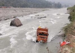 Himachal Latest News: सड़क से लुढ़क कर ब्यास नदी में गिरा ट्रक! हादसे के बाद चालक लापता