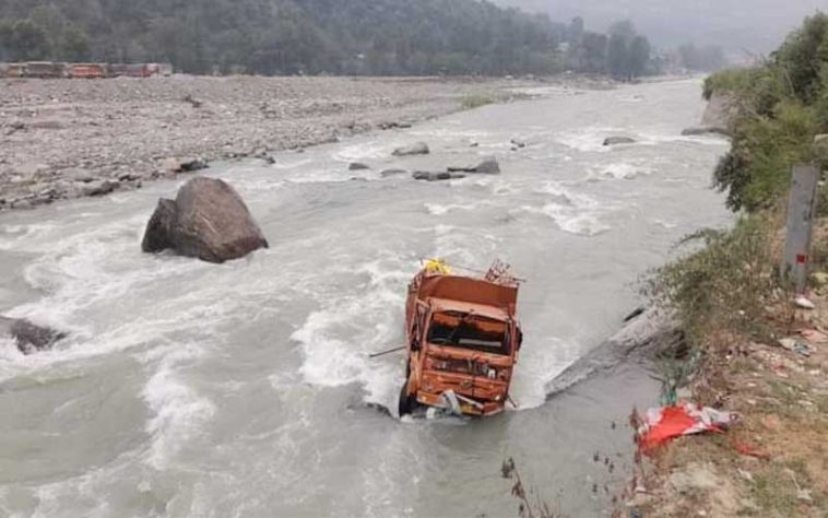 Himachal Latest News: सड़क से लुढ़क कर ब्यास नदी में गिरा ट्रक! हादसे के बाद चालक लापता