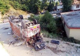 Himachal Accident: पुल से नीचे लुढ़का ट्रक! चपेट में आने से गाड़ी भी क्षतिग्रस्त