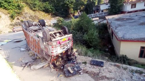 Himachal Accident: पुल से नीचे लुढ़का ट्रक! चपेट में आने से गाड़ी भी क्षतिग्रस्त