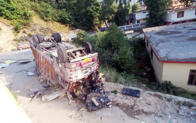 Himachal Accident: पुल से नीचे लुढ़का ट्रक! चपेट में आने से गाड़ी भी क्षतिग्रस्त