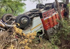 Accident In Himachal: अनियंत्रित होकर सड़क पर पलटा ट्रक! 23 वर्षीय चालक की मौत