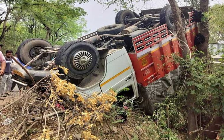 Accident In Himachal: अनियंत्रित होकर सड़क पर पलटा ट्रक! 23 वर्षीय चालक की मौत